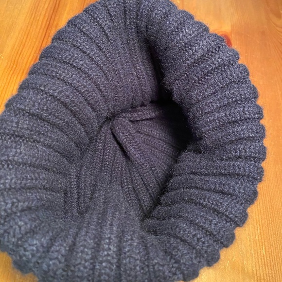 Fedeli 100% Italian Cashmere Blue Ribbed Beanie Like New - Picture 3 of 8
